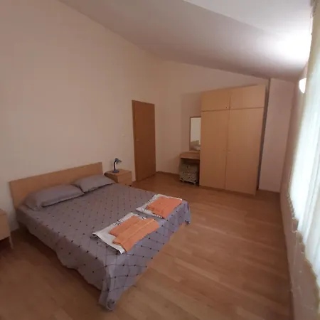 Bizone Apartment